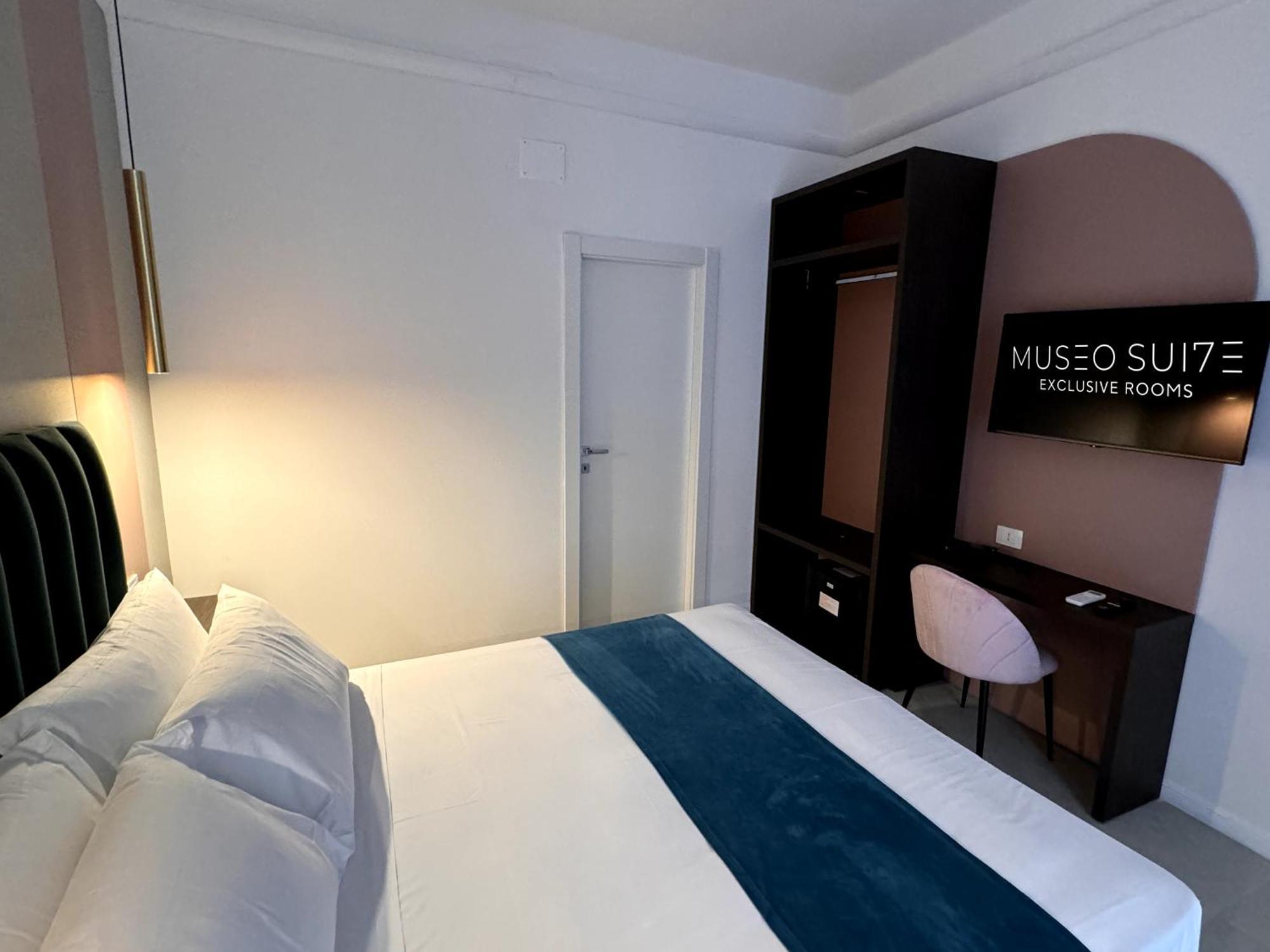 Hotiday Room Collection - Napoli Museo Suite ภายนอก รูปภาพ